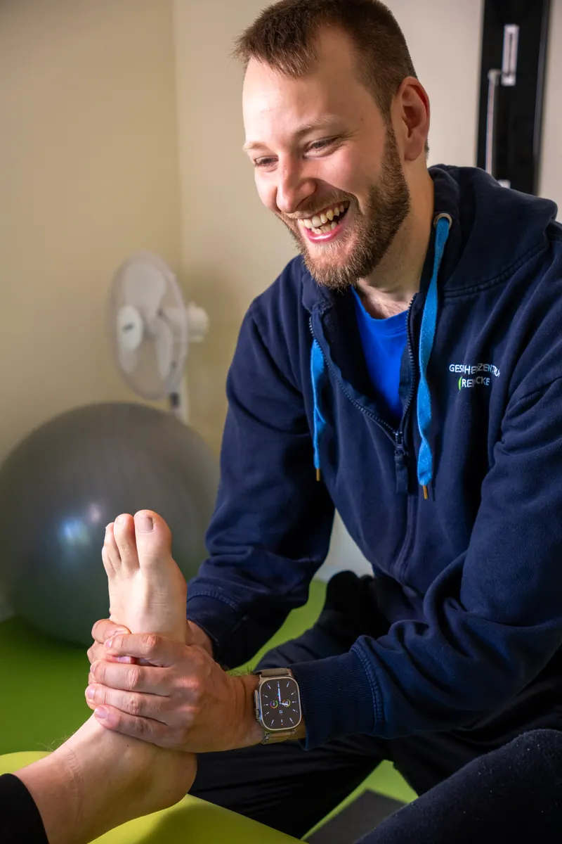 Physiotherapeut bei der Behandlung