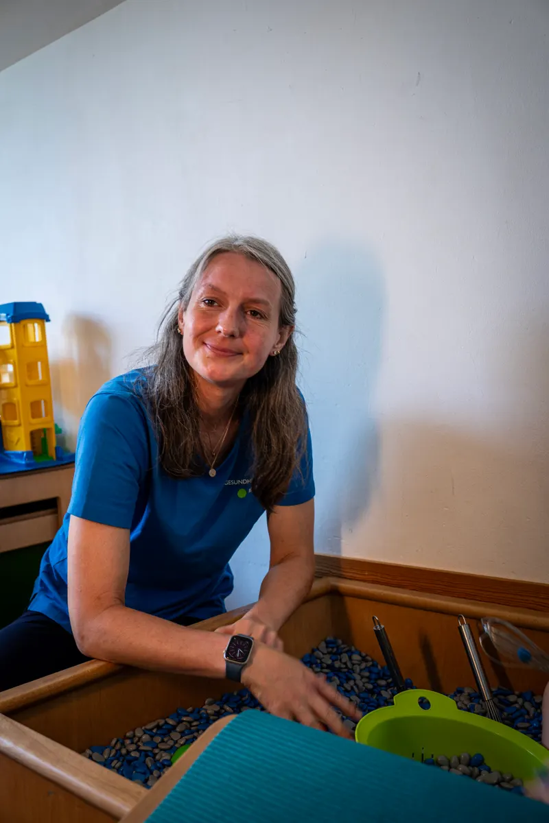 Therapeutin am Becken mit Therapiesteinen