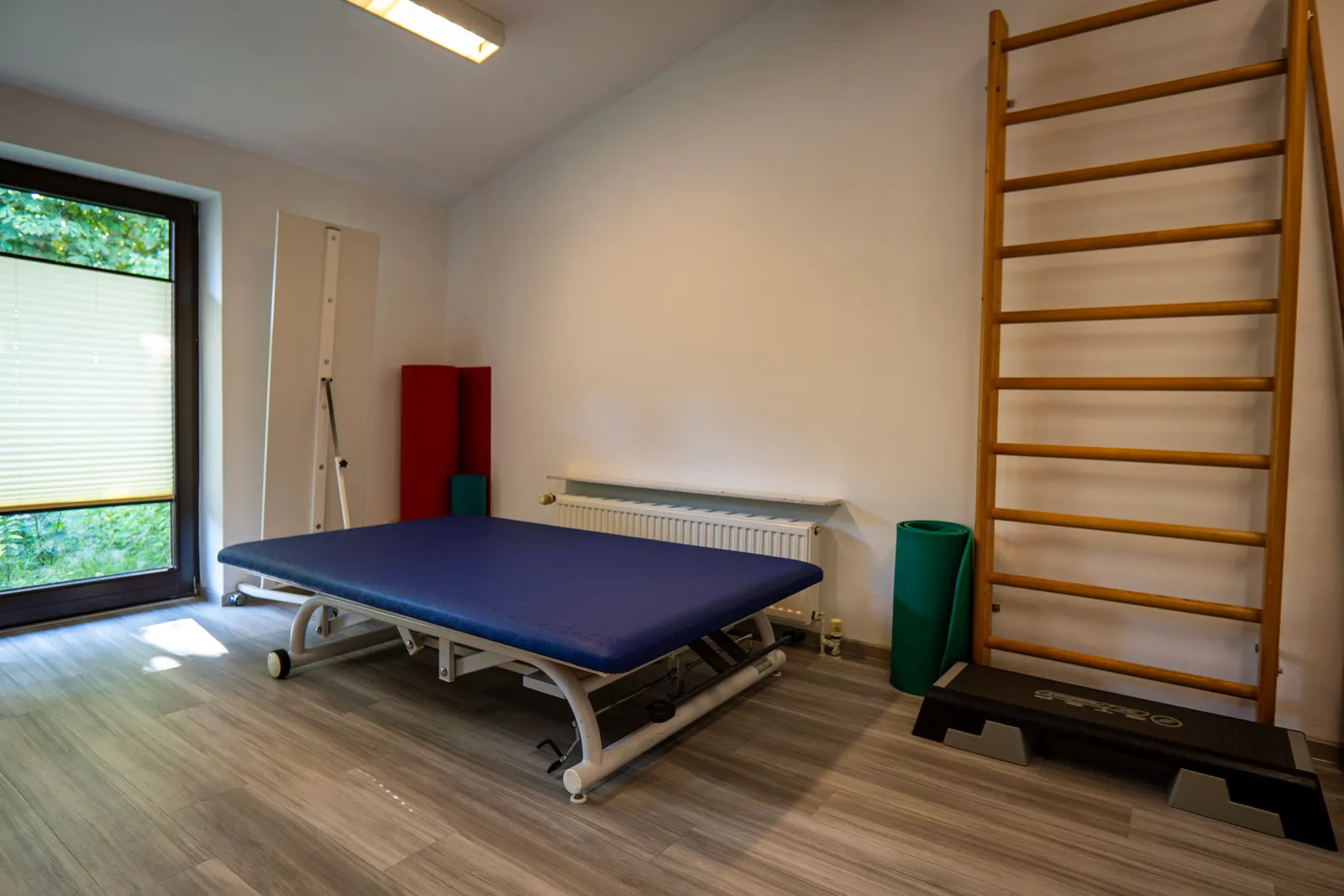 Neurologischer Therapieraum mit großer Liege