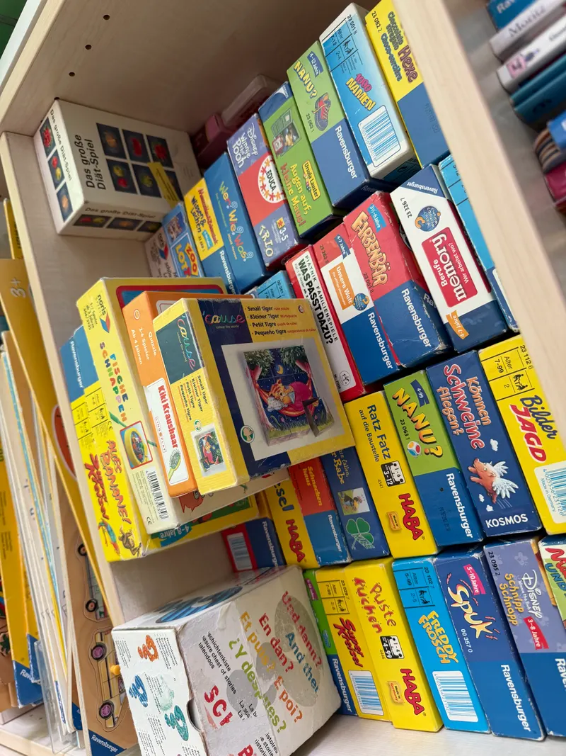 Regal mit Spielen und Therapiematerial in der Logopädie in Himmelpforten