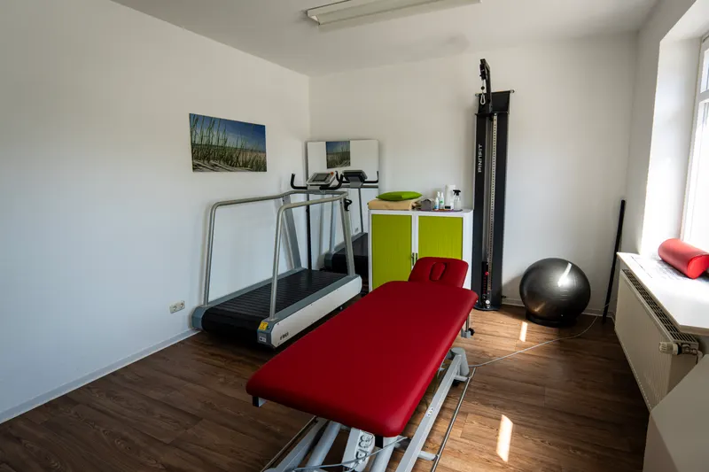 Neurologischer Behandlungsraum mit Laufband in Fredenbeck