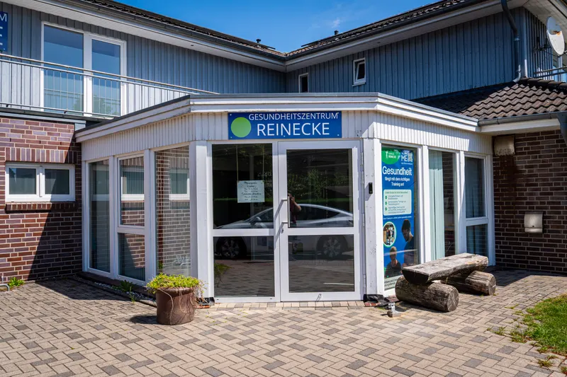 Eingang des Gesundheitszentrums Reinecke in Oldendorf