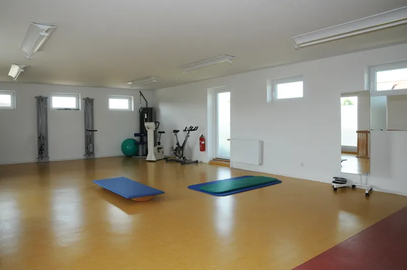 Gymnastikraum mit Matten und Trainingsgeräten in Oldendorf