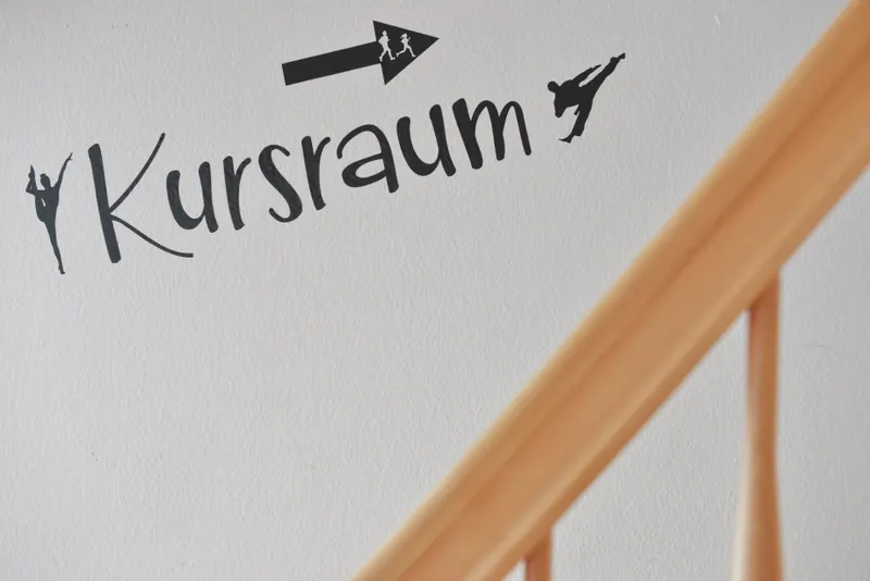 Wegweiser zum Kursraum in Oldendorf